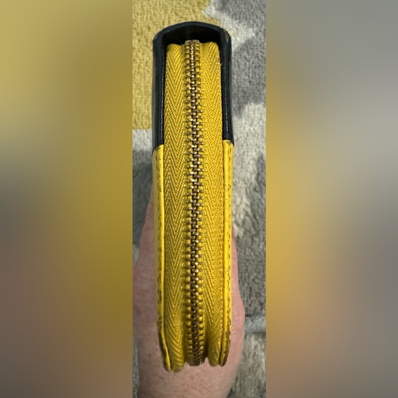 Rare Celine zip around wallet black and yellow - Picture 4 of 12